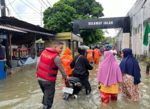 Banjir di Cengkareng, Polisi Evakuasi Warga yang Terjebak