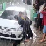 Kesigapan Bhabinkamtibmas Jakamulya Polsek Bekasi Selatan Bantu Warga Yang Kesulitan Di Tengah Hujan