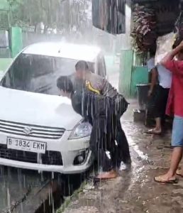 Kesigapan Bhabinkamtibmas Jakamulya Polsek Bekasi Selatan Bantu Warga Yang Kesulitan Di Tengah Hujan