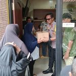 Sinergitas Bhabinkamtibmas, Babinsa, dan Ketua RW 04 Salurkan Bantuan Sosial kepada Warga Kurang Mampu