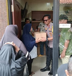 Sinergitas Bhabinkamtibmas, Babinsa, dan Ketua RW 04 Salurkan Bantuan Sosial kepada Warga Kurang Mampu