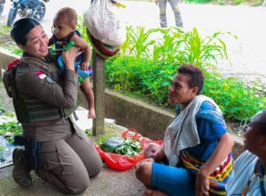 Senyum Polwan Ops Damai Cartenz Membawa Berkah Bagi Mama-Mama Papua di Pasar Lama Oksibil