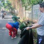 Jaga Kebersihan Lingkungan, Babinsa Jatirahayu Gelar Karya Bakti Bersama Warga dalam Rangka Hari Peduli Sampah Nasional