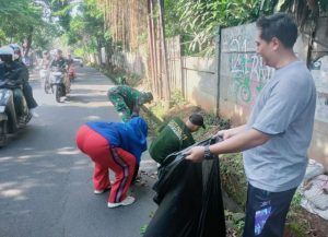 Jaga Kebersihan Lingkungan, Babinsa Jatirahayu Gelar Karya Bakti Bersama Warga dalam Rangka Hari Peduli Sampah Nasional