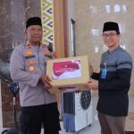 Kapolres Metro Bekasi Gelar Safari Jumat Kamtibmas, Bagikan Puluhan Al-Qur’an ke Masjid Raya Al Azhar Jababeka