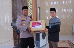 Kapolres Metro Bekasi Gelar Safari Jumat Kamtibmas, Bagikan Puluhan Al-Qur’an ke Masjid Raya Al Azhar Jababeka