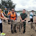 Peringati Hari Peduli Sampah Nasional 2025, Batalyon Arhanud 6/Bay Gelar Aksi Karya Bakti di Pantai Ancol