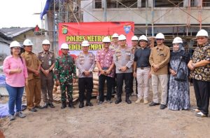 Gelar Safari Kamtibmas, Polrestro Bekasi Serahkan Bantuan 100 Sak Semen Untuk Pembangunan Gereja