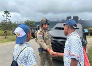 Anak-anak Pegunungan Bintang Sambut Hangat Patroli Dialogis Personel Polri