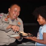 Keakraban Tanpa Sekat, Momen Kedekatan Anggota Polri Bersama Anak Papua