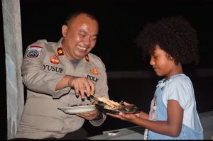 Keakraban Tanpa Sekat, Momen Kedekatan Anggota Polri Bersama Anak Papua