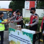 Awal Ramadhan 1446H, Polresta Bandara Soetta Bagi-bagi Takjil di Area Kargo