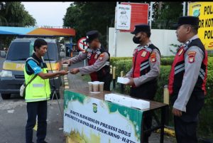 Awal Ramadhan 1446H, Polresta Bandara Soetta Bagi-bagi Takjil di Area Kargo