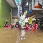 Brimob Polda Metro Jaya Evakuasi Warga di Kampung Melayu, Banjir Capai 2 Meter