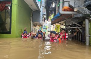 Brimob Polda Metro Jaya Evakuasi Warga di Kampung Melayu, Banjir Capai 2 Meter