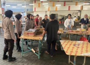 Polwan Polres Metro Jakarta Pusat Gelar Patroli Ramadhan di Sentra Kue Subuh Pasar Senen