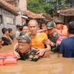Gerak Cepat Kodam Jaya Bantu Evakuasi Warga Yang Terdampak Banjir