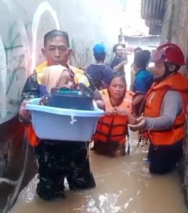 Tanggap Cepat, Aksi Sertu Buhari Selamatkan Balita Korban Banjir