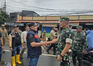 Danrem 051/Wkt Bersama Danramil 04/Jatiasih Terjun Langsung Evakuasi Banjir di Bekasi