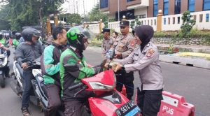 Polres Metro Jakarta Pusat Bagikan Takjil Gratis kepada Masyarakat Jelang Berbuka Puasa