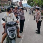 Masyarakat Senang Satlantas Polres Toba Bagi-Bagi Takjil Gratis di Jalan Lintas Kota Balige