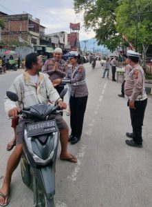 Masyarakat Senang Satlantas Polres Toba Bagi-Bagi Takjil Gratis di Jalan Lintas Kota Balige