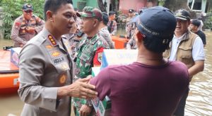 Polri Salurkan Bantuan dan Evakuasi Warga Terdampak Banjir di Bekasi dan Depok