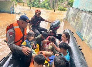 Tim SAR Korbrimob Polri Gerak Cepat Evakuasi Korban Banjir di Jakarta Timur