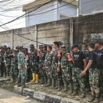 Ratusan Personel Kodim 0507/Bekasi Bersihkan Sampah Pasca Banjir di PGP