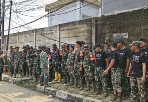 Ratusan Personel Kodim 0507/Bekasi Bersihkan Sampah Pasca Banjir di PGP