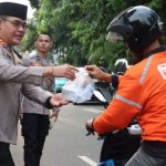 Wakapolres Metro Jakarta Selatan dan PJU Bagikan Takjil Kepada Pengendara Melintas di Mako Mapolres Metro Jaksel