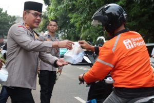 Wakapolres Metro Jakarta Selatan dan PJU Bagikan Takjil Kepada Pengendara Melintas di Mako Mapolres Metro Jaksel