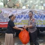 Brimob Metro Jaya Gelar Dapur Lapangan di Pondok Gede Permai untuk Bantu Warga Terdampak Banjir