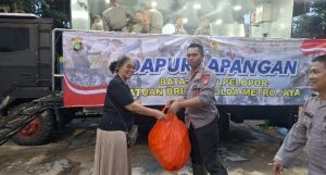 Brimob Metro Jaya Gelar Dapur Lapangan di Pondok Gede Permai untuk Bantu Warga Terdampak Banjir