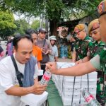 Jum’at Berbagi: Prajurit Batalyon Arhanud 6/BAY Bagikan Nasi Kotak untuk Buka Puasa di Tanjung Priok