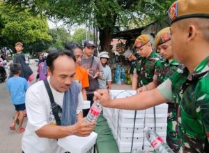 Jum’at Berbagi: Prajurit Batalyon Arhanud 6/BAY Bagikan Nasi Kotak untuk Buka Puasa di Tanjung Priok