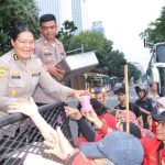 Polres Metro Jakarta Pusat Buka Dapur Lapangan dan Bagikan Takjil di Sekitar Monas