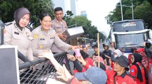 Polres Metro Jakarta Pusat Buka Dapur Lapangan dan Bagikan Takjil di Sekitar Monas