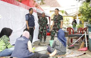 Hari Kelima Pasca Banjir, Dandim 0507/Bekasi Tinjau Dapur Umum Kemensos RI di Jatiasih