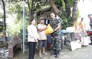 Dandim 0507/Bekasi dan Ketua Persit KCK Cabang XXI Koorcab Rem 051 Serahkan Bantuan untuk Prajurit,PNS Terdampak Banjir