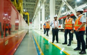 Dirut KAI Tinjau Depo LRT Jabodebek untuk Pastikan Kesiapan Angkutan Lebaran