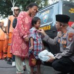 Polisi Turun ke Jalan! Kapolres Metro Jakpus Pimpin Langsung Pembagian Ratusan Takjil di Taman Suropati