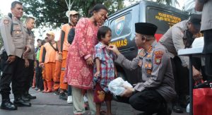 Polisi Turun ke Jalan! Kapolres Metro Jakpus Pimpin Langsung Pembagian Ratusan Takjil di Taman Suropati