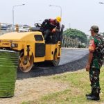 Babinsa Sepanjang Jaya Pantau Finishing Pengaspalan Jembatan Kemang Pratama