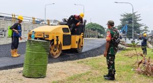 Babinsa Sepanjang Jaya Pantau Finishing Pengaspalan Jembatan Kemang Pratama