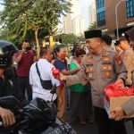 Kapolres Metro Jakpus Bagikan 300 Takjil, Warga: Terima Kasih Pak Polisi!