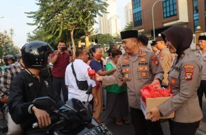 Kapolres Metro Jakpus Bagikan 300 Takjil, Warga: Terima Kasih Pak Polisi!