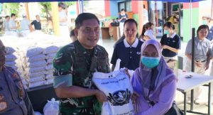 Dandim 0502/JU Bersama Yayasan Buddha Tzu Chi Bagikan Bantuan Paket Cinta Kasih Idul Fitri kepada Warga Muara Angke