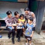 Gandeng Komunitas Motor, Polantas Polda Metro Jaya Blusukan Bagi Takjil Dan Buku Cerita Anak