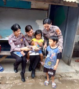 Gandeng Komunitas Motor, Polantas Polda Metro Jaya Blusukan Bagi Takjil Dan Buku Cerita Anak